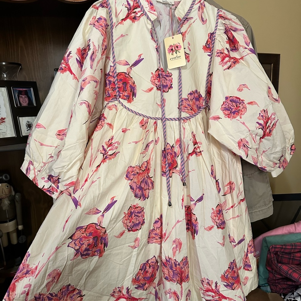 Beautiful spring entro dress, fully lined with pockets.